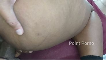 Gostosa dos peitos e rabo grande dando at&eacute_ gozar com o pau preto no cu