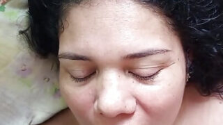 Cette salope se fait enculer à fond après une pipe bien mouillée.