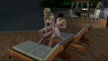 Casal se empolga em dia na praia