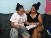 par de universitarias disfrutan sexo lésbico mientras estudian