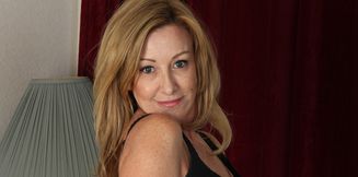 Mature American MILF plays with her wet pussy and masturbates!