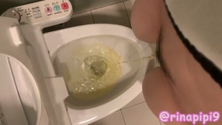 A current college student pees standing up in a restroom♡