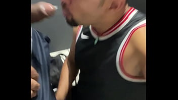 COROA DO PAU GROSSO ME FUDEU NO WC, GOZOU E FOI EMBORA