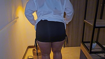 Me follo la musculosa entrenadora de mi madrastra! Cachonda MILF es follada en su estrecho coño musculoso!