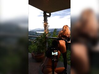 Sissy lola robe noir vinyl et talons aiguille embrasse et suce Stessy et se fait lécher le cul au sunset