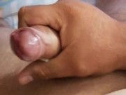 Gordo se másturba y se saca la leche