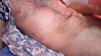 Una paja hasta acabar en su propio cuerpo peludo