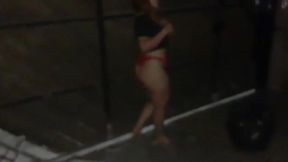gostosa coloca o lixo na rua so de calcinha, coletor de lixo viu tudo