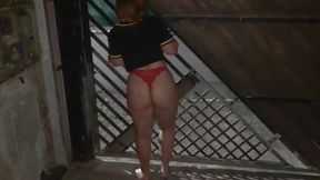 gostosa coloca o lixo na rua so de calcinha, coletor de lixo viu tudo