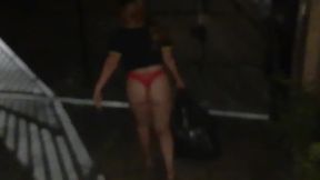 gostosa coloca o lixo na rua so de calcinha, coletor de lixo viu tudo