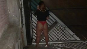 gostosa coloca o lixo na rua so de calcinha, coletor de lixo viu tudo