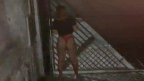 gostosa coloca o lixo na rua so de calcinha, coletor de lixo viu tudo