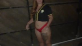 gostosa coloca o lixo na rua so de calcinha, coletor de lixo viu tudo