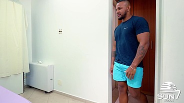 The bastard came out of the closet and gave her the "meat cigar" to smoke, sucking and giving her pussy to the lucky guy, fucking and putting it deep - Gaby Manhães and Renildo