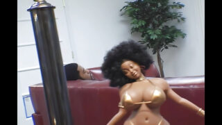 Brian Pumper rammt Ayana Angels knackigen Hintern nach einem schlampigen Blowjob.