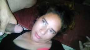 Me la chupa y se la meto de misionero y juego con sus tetas por la noche