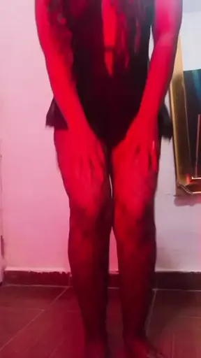 Beautiful black woman moving her huge butt twerking