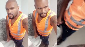 broderagem com o colega de trabalho no banheiro da empresa