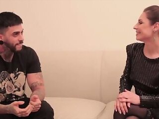 EMME WHITE TAKES A SOFA TEST WITH A NEW TATTOOED ACTOR