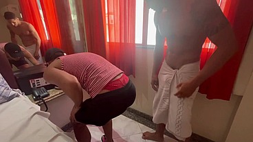 CHAMEI O CAMAREIRO PRA OLHAR O AR E O PUTO ESTAVA DE CALCINHA. FIZ ELE DE MULHERZINHA E GOZEI NA BOCA DELE.