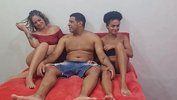 Fudendo o cu de m&atilde_e e filha.
