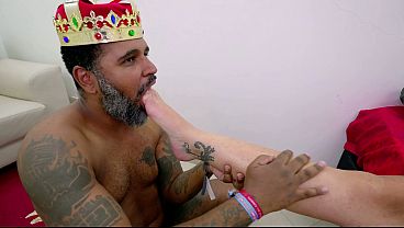 Interracial Foot Fetish: Chupando os p&eacute_s da Loira Gostosa
