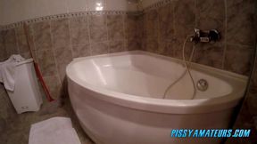 BBW piss in the bath tub