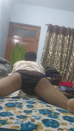 Bagal wali chhat se Padosan ki bra, panty &amp; suit churake muth maara or sexy toy ke sath maze kiye