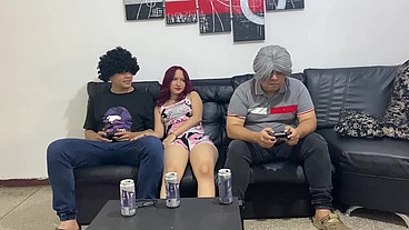 Estoy en casa de mi mejor amigo jugando play y su esposa la muy puta comienza a meterme mano