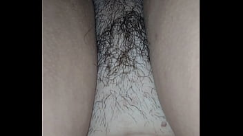 Esposa peluda solicita ao marido que soque forte na xota molhada