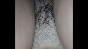 Esposa peluda solicita ao marido que soque forte na xota molhada