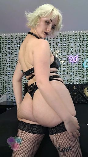 Blonde amateur babe in leather shows off thick thighs and ass