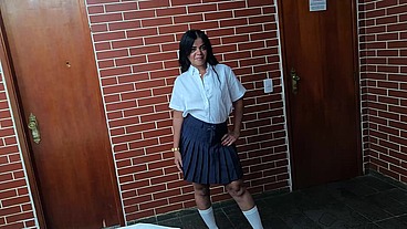 A estudante safada nem tirou a roupa da escola pra foder na pele com os dotados que comeram ate o cu dela e deram banho de leite