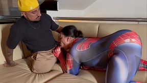 Mulher aranha salva an&atilde_o com um boquete profundo e hardcore