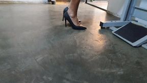 Angelin scratches her feet even on her stiletto heels because of itchy feet (1)