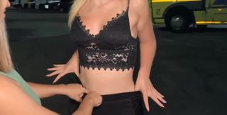 Ashley dogging nocturne avec un couple