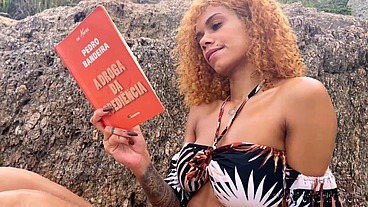 Encontrei uma novinha lendo um livro na praia então fiz uma proposta indecente e ela aceitou