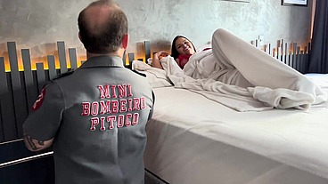 Mini bombeiro apaga o fogo de Maria Bittencourt