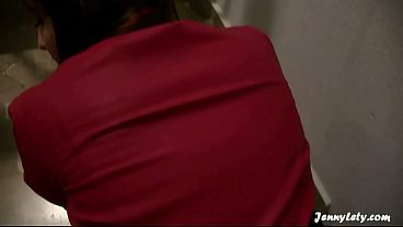 Dans la rue avec du sperme sur le visage apr&egrave_s une baise et une faciale dans une cage d'_escalier !