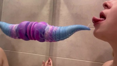 TESTING THE NEW TENTACLE TOY