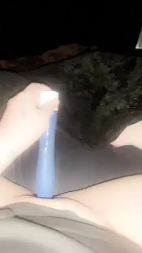 Meisje speelt met zichzelf