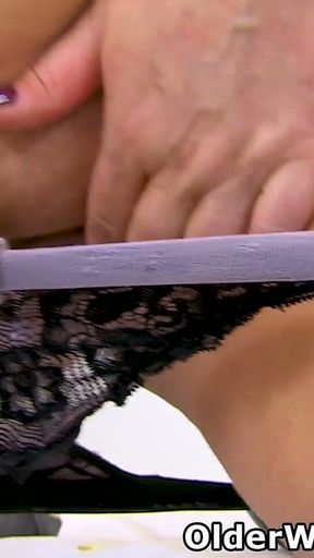 Curvy MILF Gilly From the UK Lets You Watch How She Fingers Her Juicy Cunt