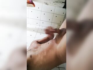 me vengo en el baño mientras todos duermen