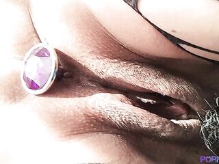 mother I'd like to fuck curvilínea, gordita y glamurosa con grandes nalgas es penetrada en medias de red y tapón anal en su coño