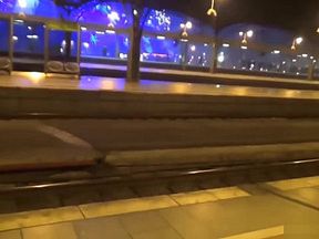 Public Doppel Blowjob auf dem Bahnsteig mit Sperma Swap