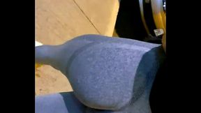 No me aguanto y me follo a la mejor amiga de mi novia en el asiento trasero del auto despu&eacute_s de salir del GYM - LA GRABO A ESCONDIDAS AMATAUR REAL MONTANDO EN EL COCHE