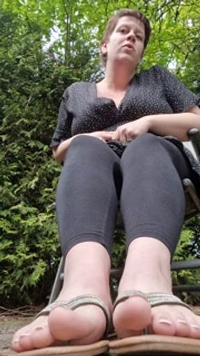 What do you want to see more? The soles of my feet or the soles of my slippers?🤔