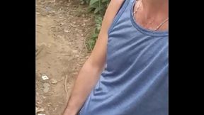 Dando um mij&atilde_o no mato.