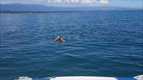 plaisir lacustreje profite d une belle journee pour faire une balade en bateau...