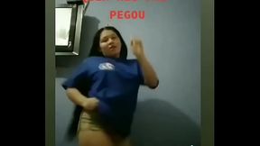 Morena do cabelo longo rebolando